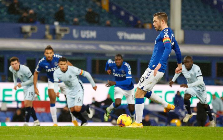 Gylfi í þann mund að tryggja Everton sigur á Chelsea.