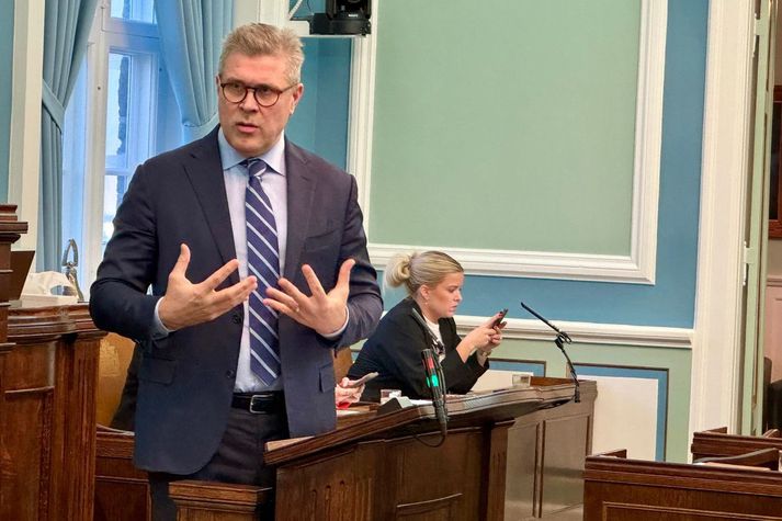 Bjarni Benediktsson, utanríkisráðherra, sat fyrir svörum á Alþingi í tengslum við afstöðu Íslands til niðurstöðu öryggisráðsins og viðskiptaþvinganna á hendur Ísraelsmönnum.