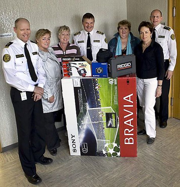 Frá afhendingu gjafarinnar, frá vinstri Karl Steinar Valsson, yfirmaður fíkniefnadeildar, Guðríður Hafsteinsdóttir, Guðleif Bender, Jón H.B. Snorrason aðstoðarlögreglustjóri, Guðný Kristjánsdóttir, Ásta Bára Jónsdóttir og Friðrik Smári Björgvinsson yfirlögregluþjónn.