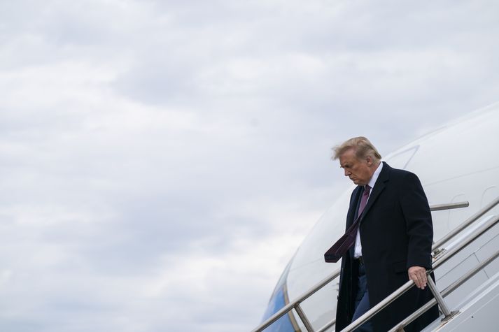 Trump sést hér stíga úr flugvél sinni eftir lendingu í New Jersey þar sem hann sótti fjáröflunarsamkomu. Miðað við þá tímasetningu sem læknar gáfu upp vissi forsetinn að hann væri smitaður þegar hann hélt af stað.