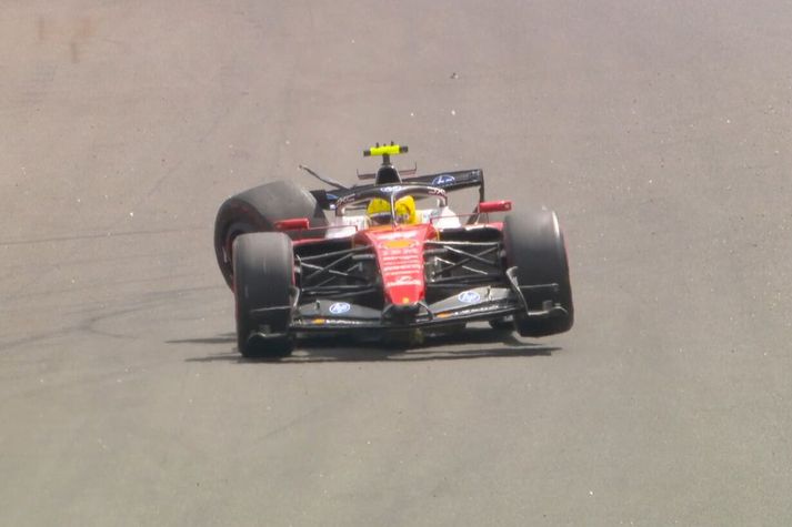 Afturhjól Ferrari-bílsins var rammskakkt eftir árekstur Hamilton.