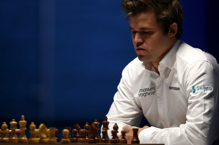 Hans Niemann krefur Magnus Carlsen um fimmtán milljarða.