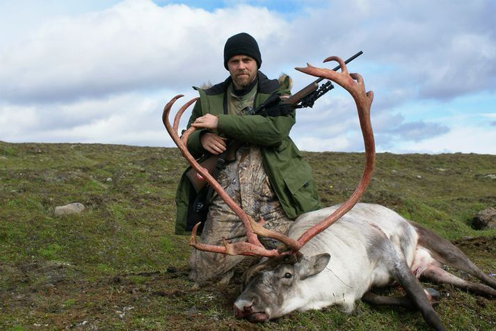 Leyfum fækkar, verðið hækkar en eftirspurn vex. Hér má sjá hreindýraveiðimann stilla sér upp yfir föllnum tarfi á Jökuldalsheiði.