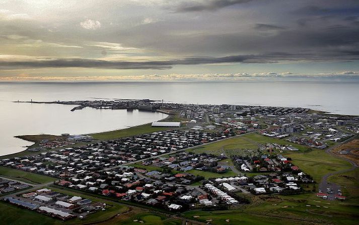 Pilturinn hefur verið í óreglu og dvelur nú á meðferðarstofnun. Fram kom í fréttum Stöðvar 2 í gær að móðir hans telur dóminn yfir manninum of vægan.