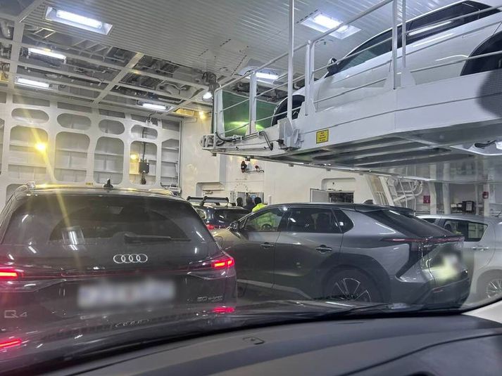 Innan úr Herjófli, meðan verið var að finna lausn á vandanum.