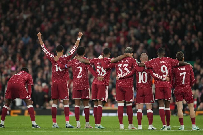 Leikmenn Liverpool fylgjast með vítakeppninni í kvöld.