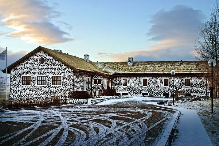 Skriðuklaustur Kárahnjúkavirkjun og Skriðuklaustur tilheyra Fljótsdalshreppi, einu minnsta sveitarfélagi landsins. Rekstur þess kostar rúmlegs 243.000 krónur á hvern hinna 89 íbúa. Fimm sitja í sveitarstjórn og fimm til vara. Að auki sitja um 30 manns í nefndum sveitarfélagsins og það tilnefnir fjórtán fulltrúa til setu í samstarfsnefndum með öðrum sveitarfélögum á Austurlandi.Fréttablaðið/SMK