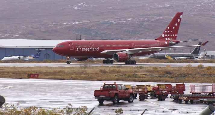 Airbus-breiðþota Air Greenland á flugvellinum í Kangerlussuaq, sem áður hét Syðri-Straumfjörður. Bombardier-vél Flugfélags Íslands sést fyrir framan. Þetta er eini flugvöllur Grænlands í dag sem tekur við þotum í áætlunarflugi.