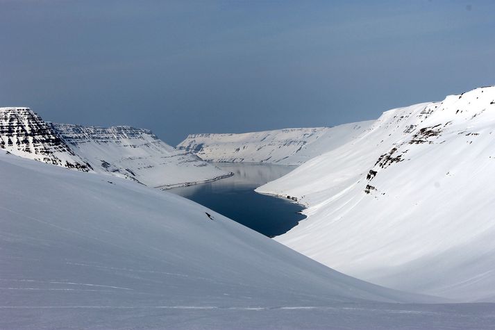 Enn eru Flateyrarvegur og vegurinn á milli Súðavíkur og Ísafjarðar lokaðir vegna snjóflóðahættu.