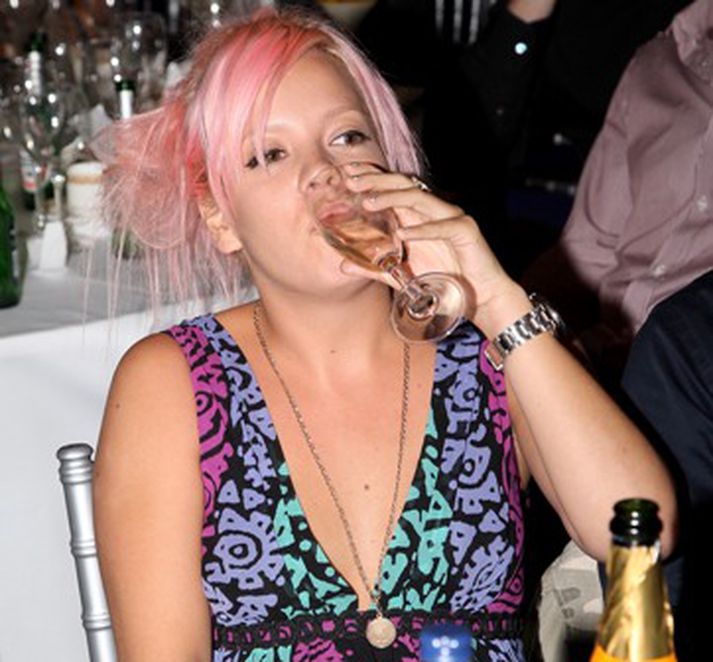 Lily Allen er ein af þeim Bretum sem hefur verið dugleg að drekka í Frakklandi.