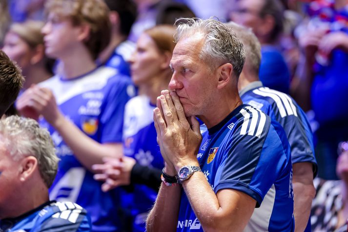 Íslenskir stuðningsmenn bíða og vona að annað hvort Svíþjóð eða Króatía misstígi sig. 