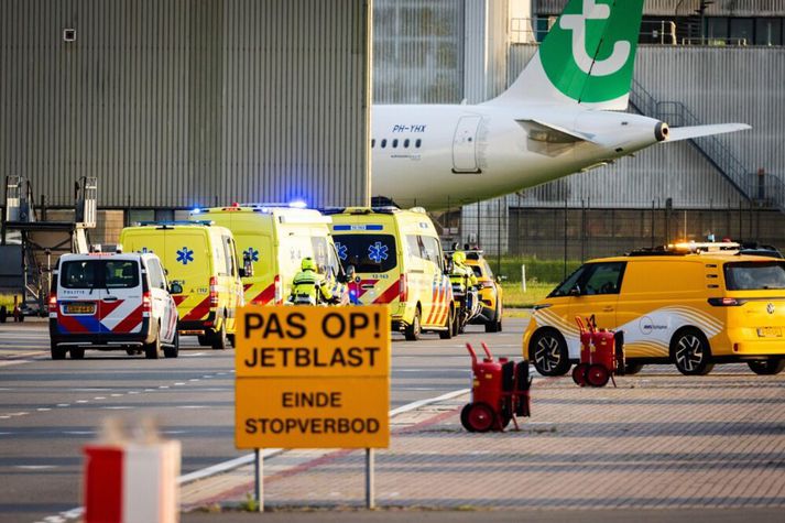 Mikill fjöldi viðbragðsaðila beið þeirra þriggja sem var ákveðið að flytja af skipinu og til Hollands af heilsufarsástæðum. 
