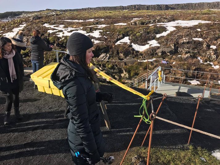 Ferðamenn komust ekki lengra en að borðanum við Silfru í gær.