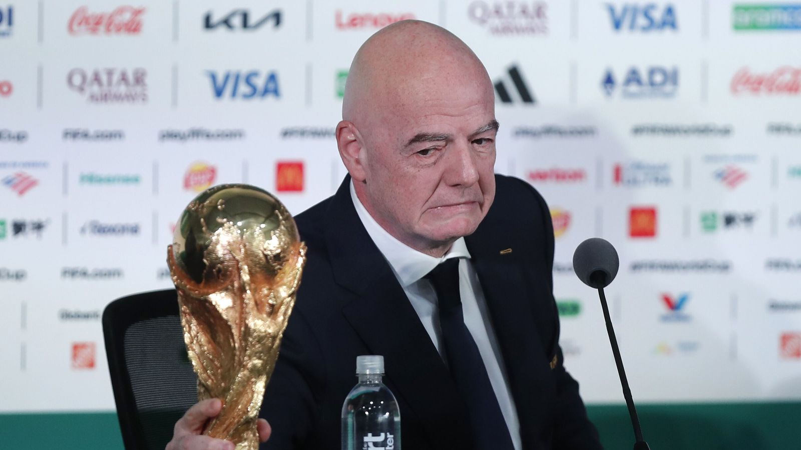 Infantino hafnar á­sökunum um þöggunar­greiðslu til meintrar ást­konu