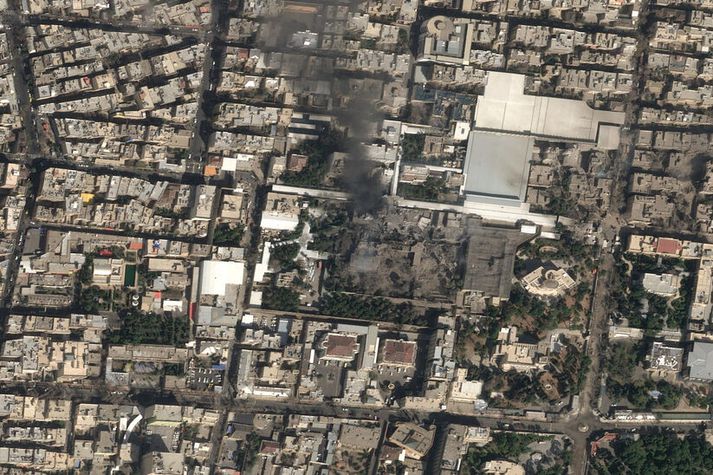 Þessi loftmynd frá Airbus sýnir hvar sprengjur Bandaríkjahers og Ísraelshers lentu á aðsetri æðstaklerksins á laugardag.