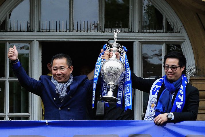 Vichai Srivaddhanaprabha og sonur hans með bikarinn fyrir sigurinn í ensku b-deildinni.