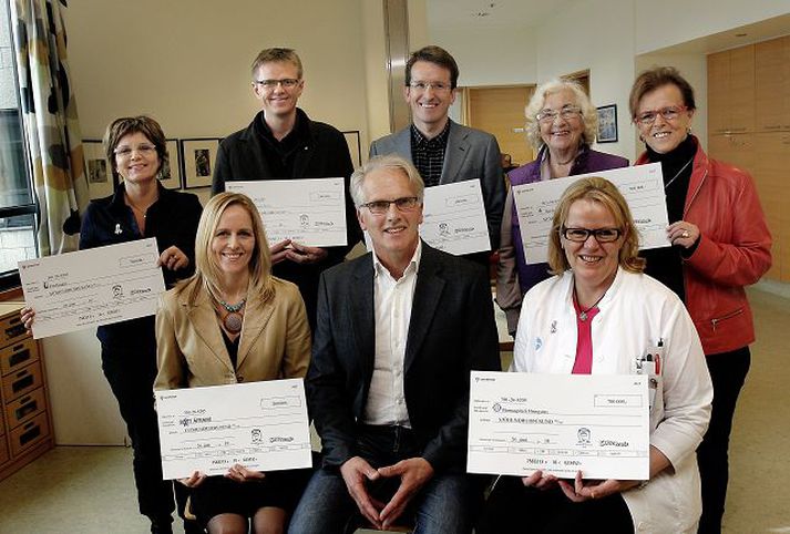 Hreiðar Hermannsson, faðir Hermanns Hreiðarssonar, afhenti gjafirnar sex í Barnaspítala Hringsins í gær.
Fréttablaðið/gva