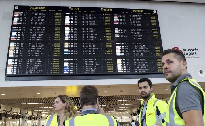 Yfirstjórn flugvallarins ákvað að fresta öllum flugferðum dagsins eftir að ljóst var að biðtíminn fyrir farþega yrðu átta klukkustundir.