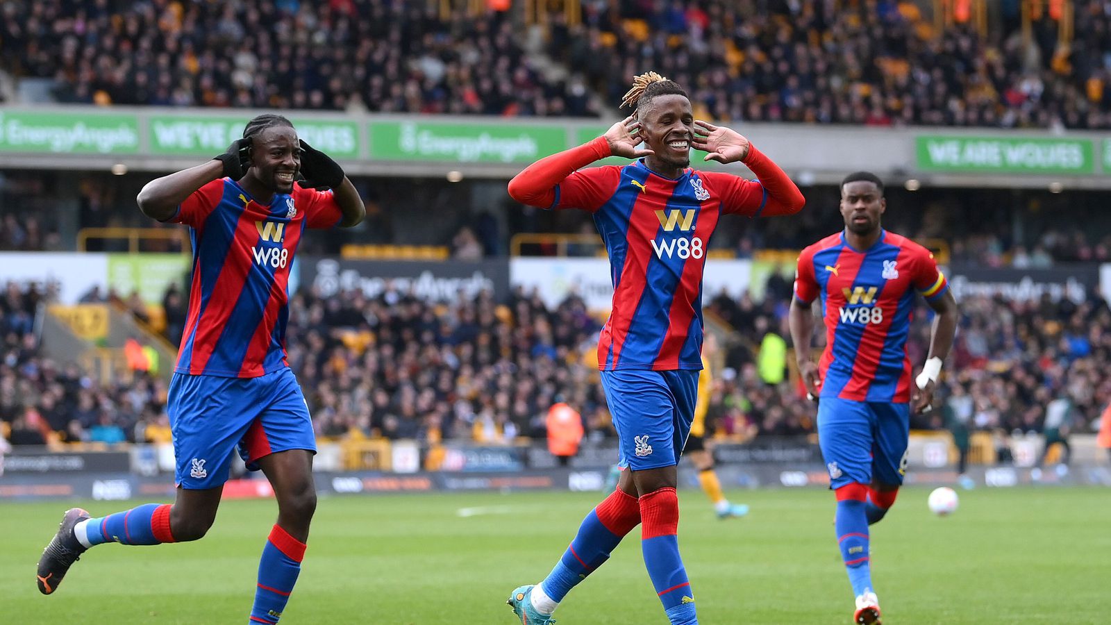 Zaha segir á­sakanir Mateta ó­geðs­legar