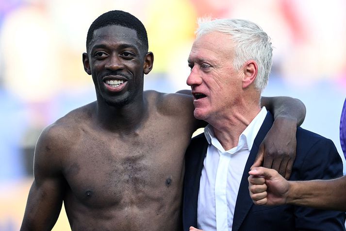 Ousmane Dembélé er sáttur við sitt hlutverk hjá Didier Deschamps og þeir fögnuðu saman eftir sigurinn gegn Marokkó í gærkvöld.