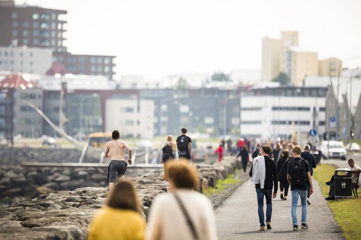 Ferðamenn eru vissulega færri í ár en í fyrra, þeir eru þó enn umtalsvert fleiri en árið 2015.