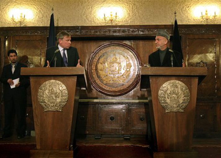 Hoop Scheffer og Hamid Karzai á blaðamannafundi í dag