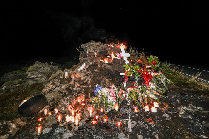 Frá slysstað í gærkvöldi þar sem búið var að leggja blóm og kveikja á kertum.