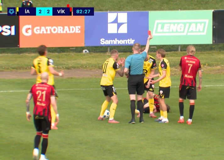 Helgi Mikael Jónasson hafði í nægu að snúast í leik ÍA og Víkings í dag. Hann rak tvo leikmenn af velli og dæmdi eina vítaspyrnu. Hér sýnir hann Gísla Eyjólfssyni rauða spjaldið.