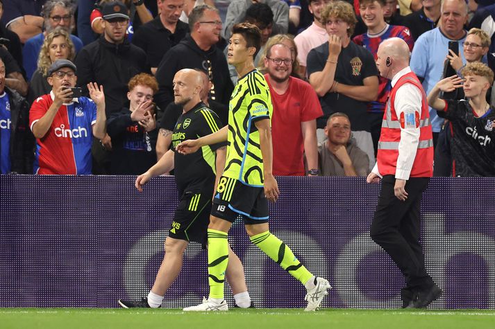 Takehiro Tomiyasu gengur af velli eftir að hafa verið rekinn út af í leik Crystal Palace og Arsenal í gær.
