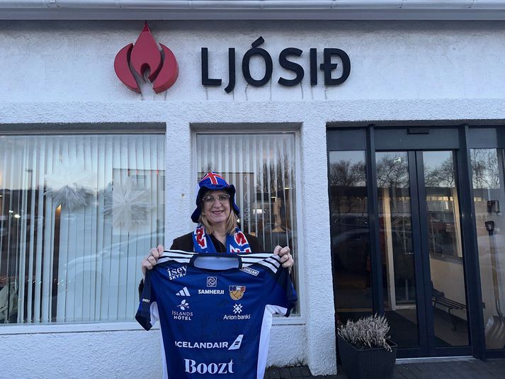 Erna Magnúsdóttir, framkvæmdastýra Ljóssins, með árituðu landsliðstreyjuna.