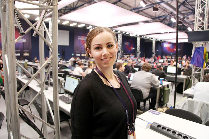 Anna Sigríður Snorradóttir er stödd í miðjum Eurovision-draumi íslenska sönghópsins og vonar að gjörvöll Evrópa falli fyrir flutningi Svölu á Paper í Kænugarði í kvöld. Hér er hún stödd í blaðamannahöll söngvakeppninnar ytra.