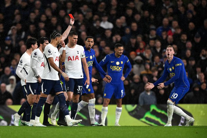 Cole Palmer var virkilega ósáttur að fá sitt annað gula spjald gegn Tottenham.