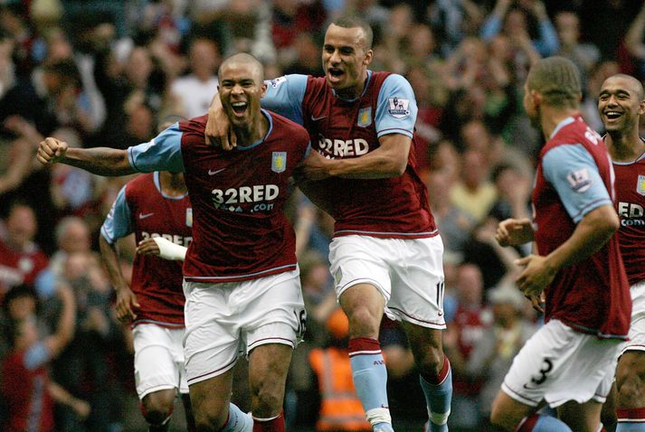 Zat Knight fagnar fyrsta marki sínu fyrir Aston Villa.