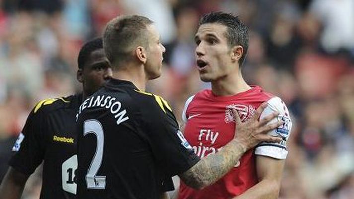 Grétar Rafn Steinsson ræðir málin við Robin van Persie í viðureign Arsenal og Bolton um síðustu helgi.°