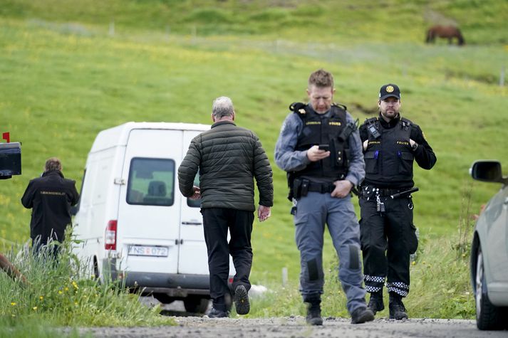 Lögreglunni barst tilkynning um árásina klukkan 18:24 og fór fjölmennt lið lögreglu ásamt sérsveit ríkislögreglustjóra, slökkviliði og sjúkraflutningafólki á vettvang.