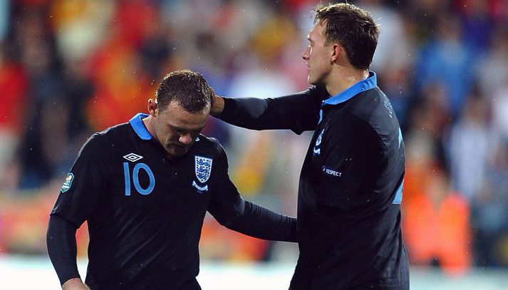 Phil Jones hughreystir hér Wayne Rooney eftir að rauða spjaldið var farið á loft.