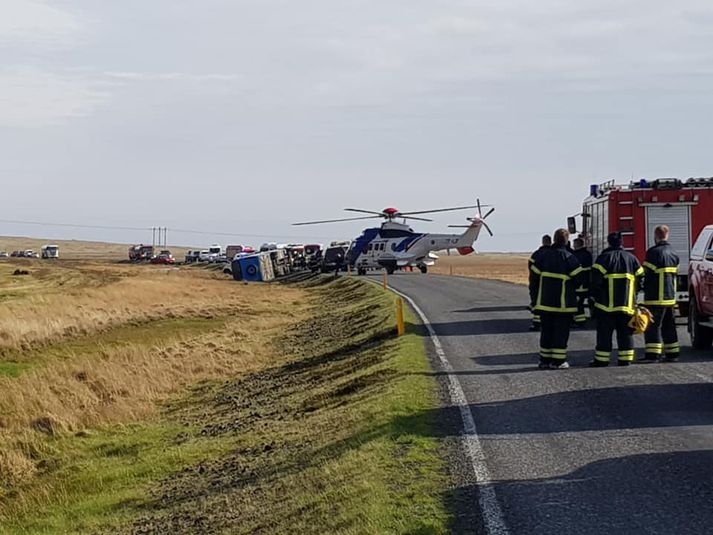 Þyrla Landhelgisgæslunnar á vettvangi. Hún lagði af stað til Reykjavíkur rétt fyrir klukkan hálf sex síðdegis.