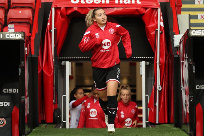 Maddy Cusack heitin hleypur út á völl fyrir leik með Sheffield United.