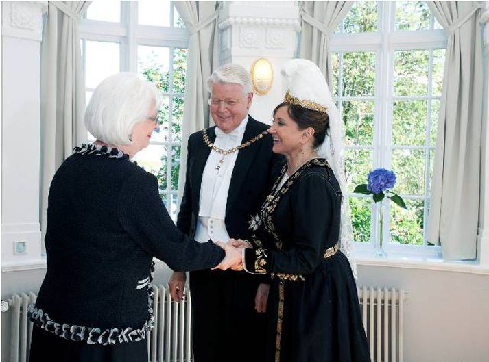 Jóhanna Sigurðardóttir forsætisráðherra óskar forsetahjónunum til hamingju.