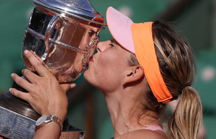 Sharapova smellir kossi á verðlaunagripinn.