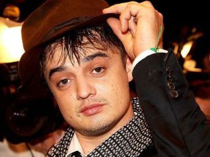 pete doherty
Vandræðagemlingurinn reyndi að kasta sér fram af bygginu í París.