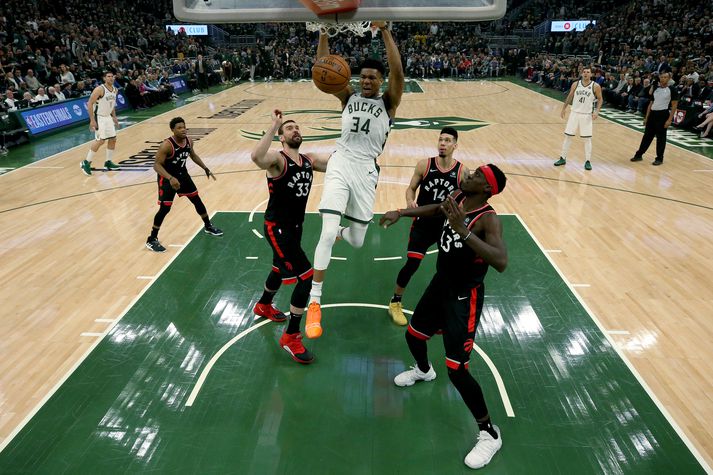 Giannis Antetokounmpo skorar tvö af 30 stigum sínum gegn Toronto í nótt.