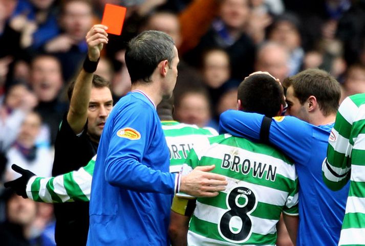 Dómari lyftir rauða spjaldinu á loft í leik Ragners og Celtic.