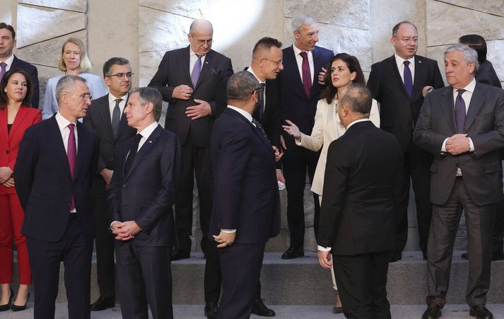 Þórdís Kolbrún R. Gylfadóttir utanríkisráðherra í hópi nokkurra utanríkisráðherra annarra NATO-ríkja í Brussel í dag.