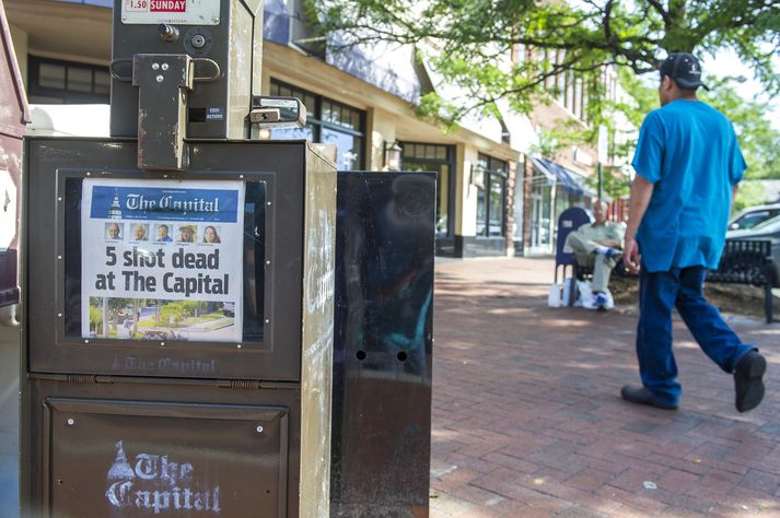 Capital Gazette í sölukassa daginn eftir skotárásina mannskæðu.