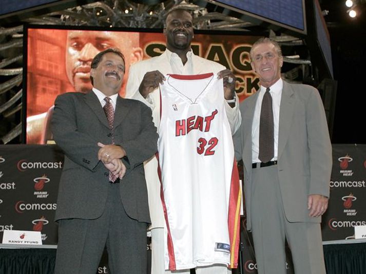 Shaq, Riley og Stan Van Gundy, þáverandi þjálfari Miami, þegar miðherjinn risavaxni var kynntur til leiks hjá félaginu.