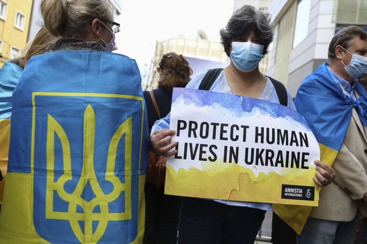 Frá mótmælum gegn innrás Rússa í Úkraínu sem Amnesty International skipulagði í Lissabon í Portúgal á upphafsdögum stríðsins. Rússar segja samtökin „höfuðstöðvar rússafóbíu“.