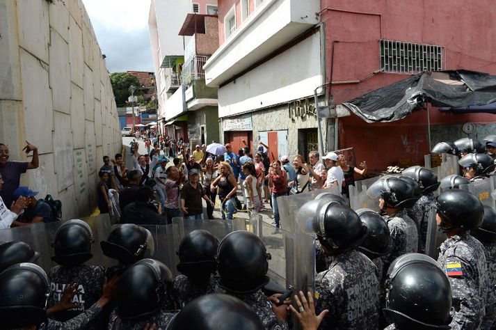 „Við erum svöng,“ hrópuðu mótmælendur fyrir utan ríkisreknar matvöruverslanir í Caracas í gær.