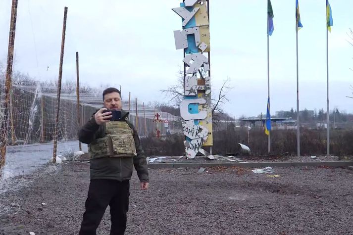 Vólódímír Selenskí, forseti Úkraínu, í jaðri Kúpíansk í Karkívhéraði.