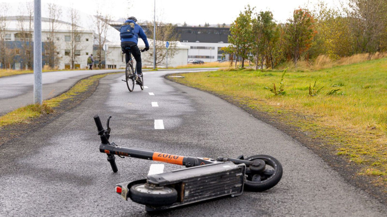 Maður á rafskútu rass­skellti hlaupakonur